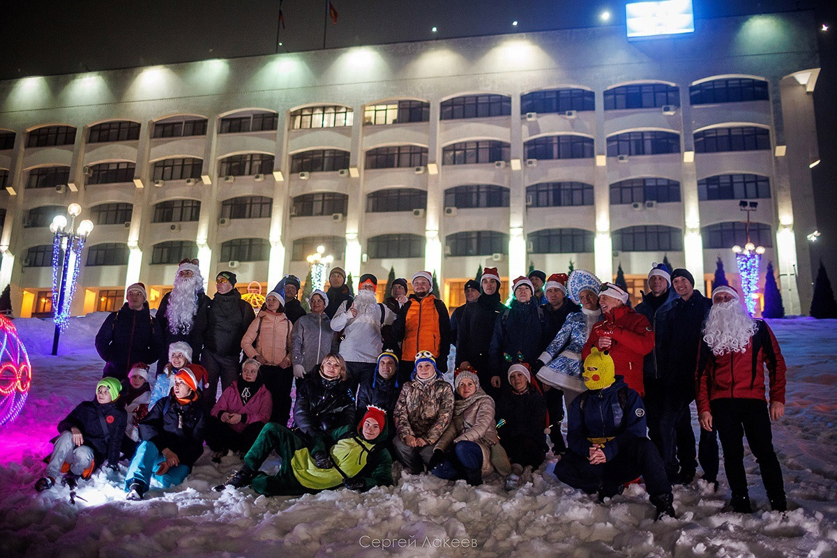 Владимирские велосипедисты в праздники не отдыхали, а активно крутили колеса. На старт заезда «Новогодние колпаки» вышли любители активного отдыха в костюмах Деда Мороза и Снегурочки, правда, среди них был замечен и Пикачу. Участие в мероприятии приняли почти 40 человек. И время даром они не теряли. Ребята угощали случайных прохожих конфетами.