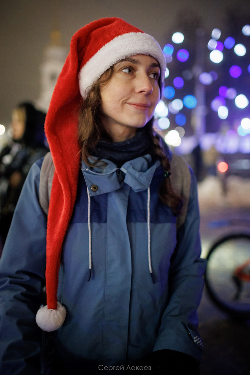 Владимирские велосипедисты в праздники не отдыхали, а активно крутили колеса. На старт заезда «Новогодние колпаки» вышли любители активного отдыха в костюмах Деда Мороза и Снегурочки, правда, среди них был замечен и Пикачу. Участие в мероприятии приняли почти 40 человек. И время даром они не теряли. Ребята угощали случайных прохожих конфетами.