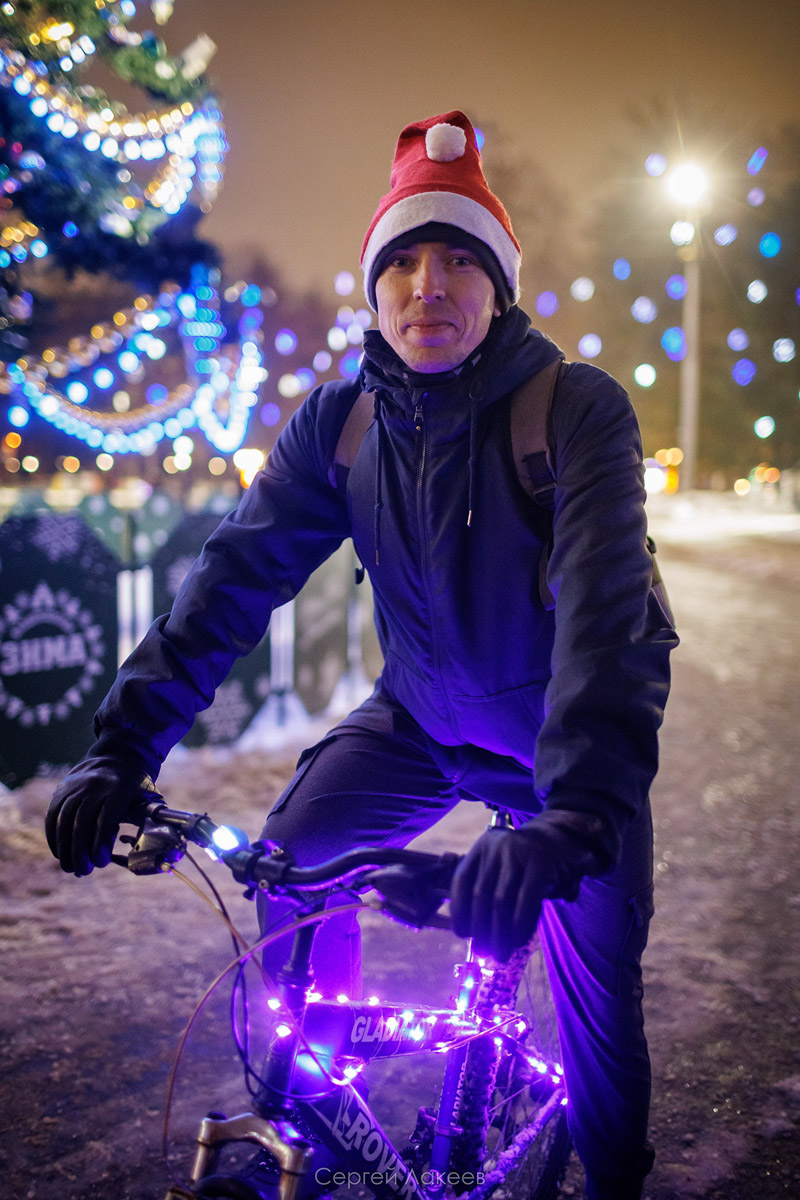 Владимирские велосипедисты в праздники не отдыхали, а активно крутили колеса. На старт заезда «Новогодние колпаки» вышли любители активного отдыха в костюмах Деда Мороза и Снегурочки, правда, среди них был замечен и Пикачу. Участие в мероприятии приняли почти 40 человек. И время даром они не теряли. Ребята угощали случайных прохожих конфетами.