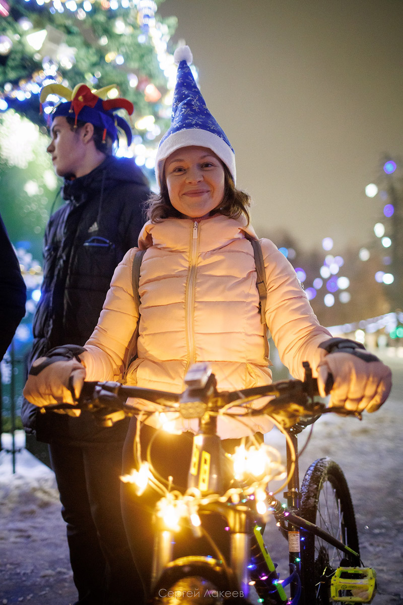 Владимирские велосипедисты в праздники не отдыхали, а активно крутили колеса. На старт заезда «Новогодние колпаки» вышли любители активного отдыха в костюмах Деда Мороза и Снегурочки, правда, среди них был замечен и Пикачу. Участие в мероприятии приняли почти 40 человек. И время даром они не теряли. Ребята угощали случайных прохожих конфетами.
