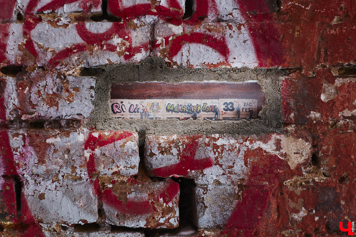 Дневные морозы отступили, а значит, пора посвятить время прогулке по владимирским улочкам. Там как раз появилось кое-что интересное. В кирпичной кладке одного из домов в центре установили новый мини-сюжет за стеклом, созданный владимирскими художниками. О чем он, «Ключ-Медиа» рассказал один из авторов.