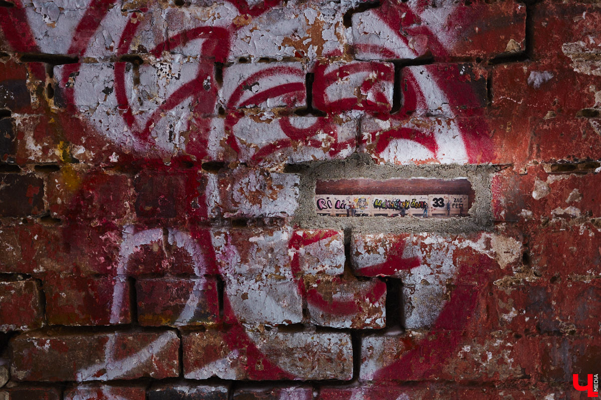 Дневные морозы отступили, а значит, пора посвятить время прогулке по владимирским улочкам. Там как раз появилось кое-что интересное. В кирпичной кладке одного из домов в центре установили новый мини-сюжет за стеклом, созданный владимирскими художниками. О чем он, «Ключ-Медиа» рассказал один из авторов.