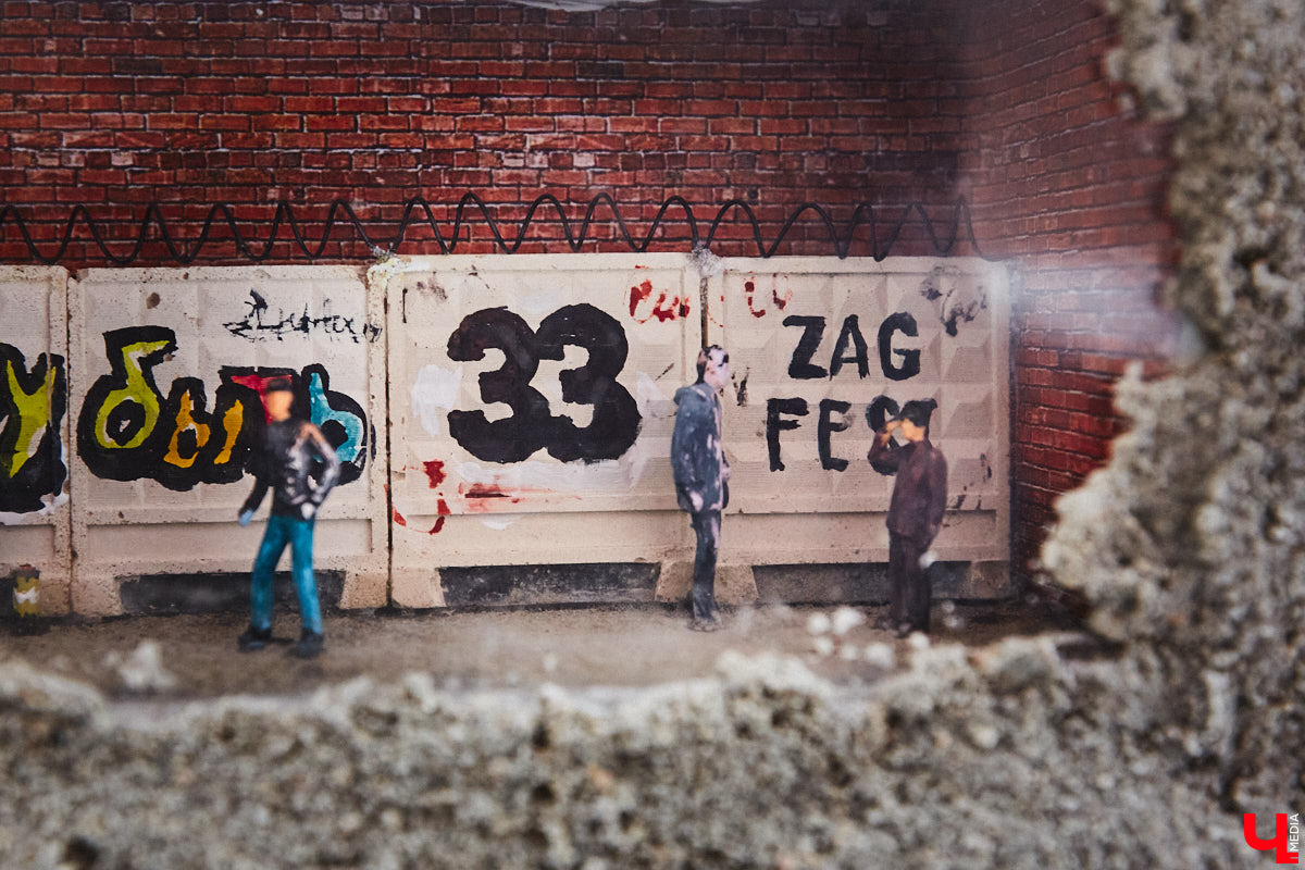 Дневные морозы отступили, а значит, пора посвятить время прогулке по владимирским улочкам. Там как раз появилось кое-что интересное. В кирпичной кладке одного из домов в центре установили новый мини-сюжет за стеклом, созданный владимирскими художниками. О чем он, «Ключ-Медиа» рассказал один из авторов.