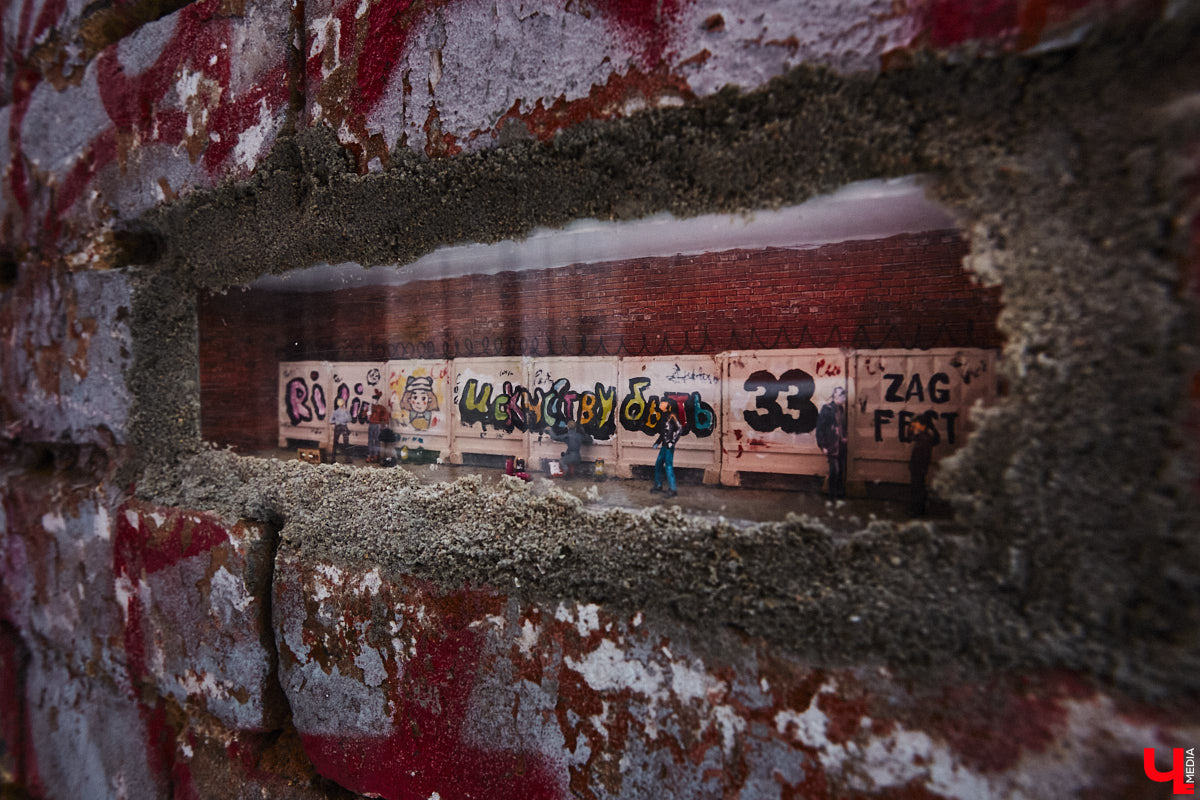 Дневные морозы отступили, а значит, пора посвятить время прогулке по владимирским улочкам. Там как раз появилось кое-что интересное. В кирпичной кладке одного из домов в центре установили новый мини-сюжет за стеклом, созданный владимирскими художниками. О чем он, «Ключ-Медиа» рассказал один из авторов.