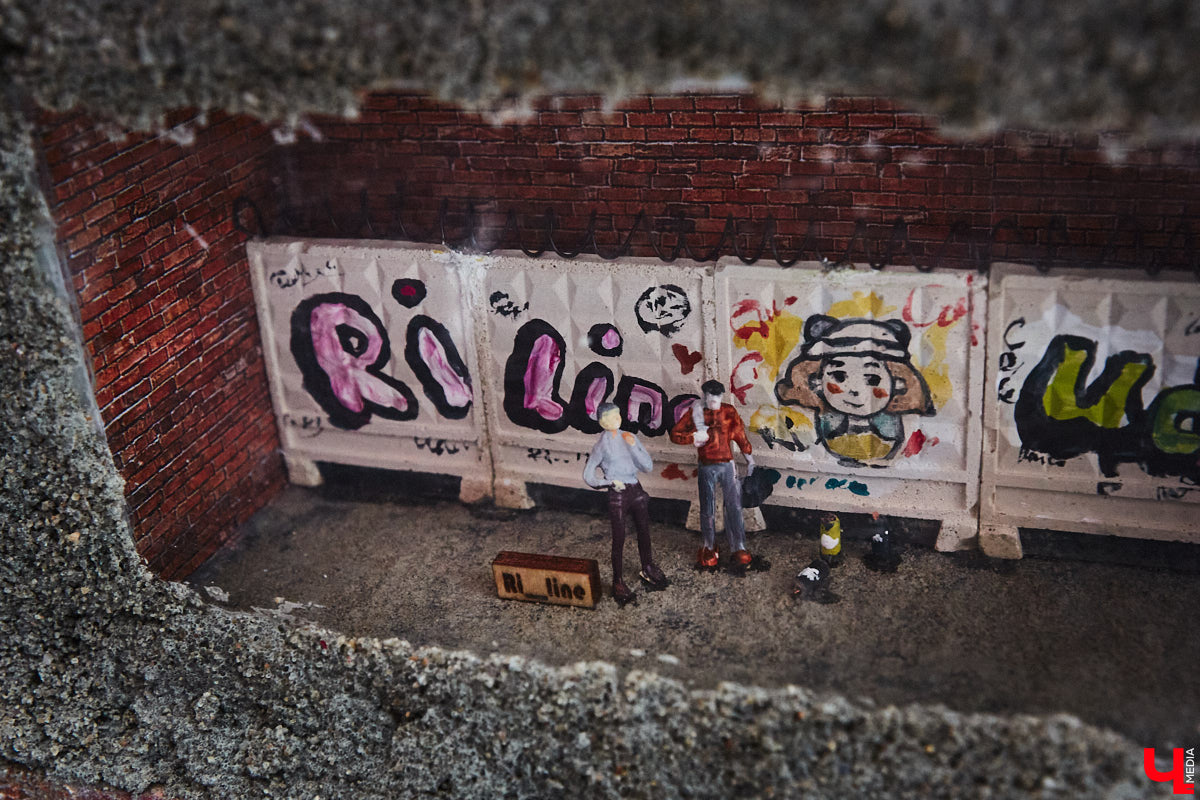 Дневные морозы отступили, а значит, пора посвятить время прогулке по владимирским улочкам. Там как раз появилось кое-что интересное. В кирпичной кладке одного из домов в центре установили новый мини-сюжет за стеклом, созданный владимирскими художниками. О чем он, «Ключ-Медиа» рассказал один из авторов.