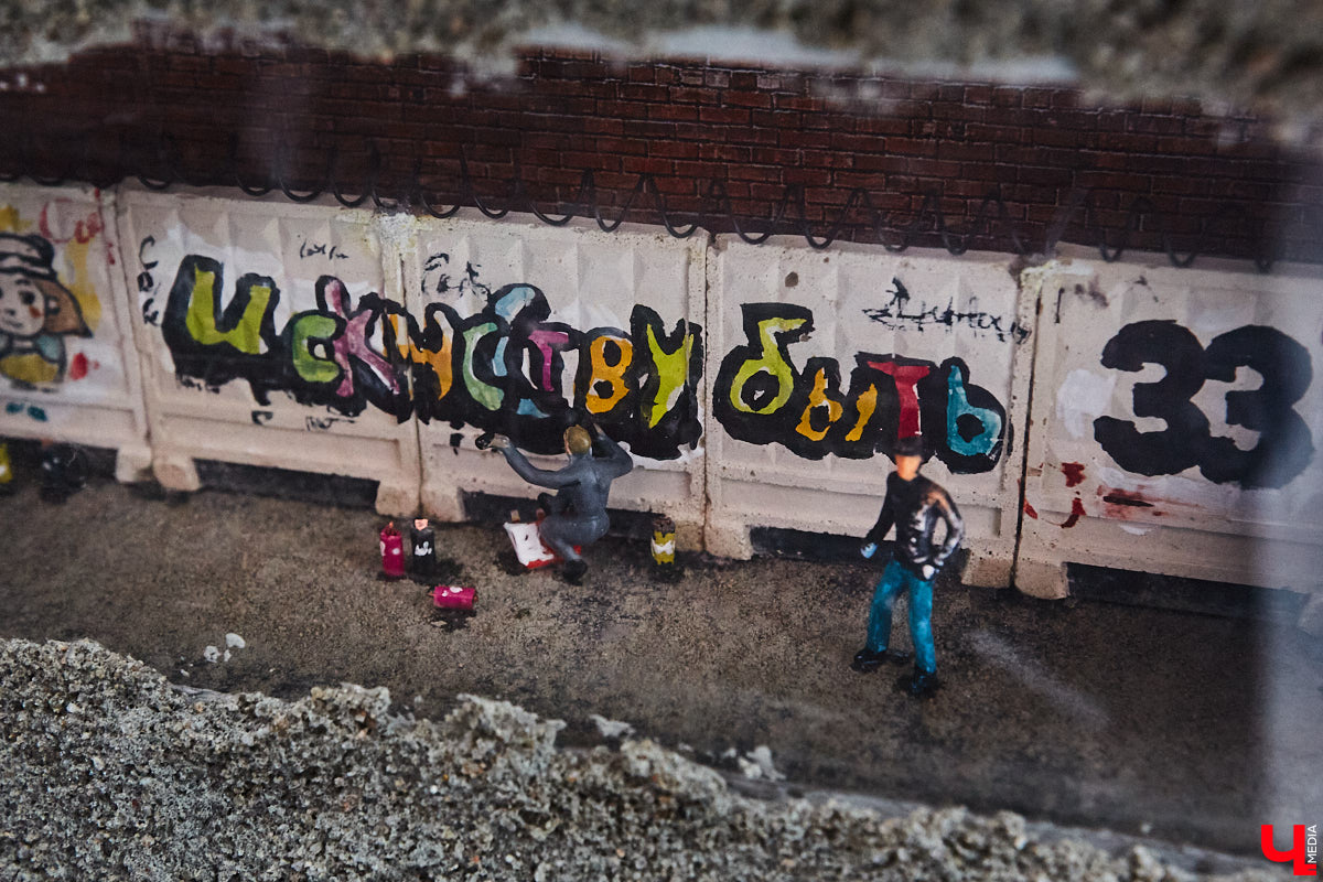 Дневные морозы отступили, а значит, пора посвятить время прогулке по владимирским улочкам. Там как раз появилось кое-что интересное. В кирпичной кладке одного из домов в центре установили новый мини-сюжет за стеклом, созданный владимирскими художниками. О чем он, «Ключ-Медиа» рассказал один из авторов.