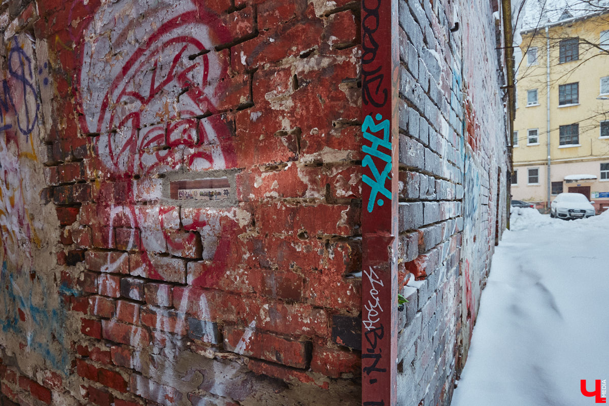 Дневные морозы отступили, а значит, пора посвятить время прогулке по владимирским улочкам. Там как раз появилось кое-что интересное. В кирпичной кладке одного из домов в центре установили новый мини-сюжет за стеклом, созданный владимирскими художниками. О чем он, «Ключ-Медиа» рассказал один из авторов.