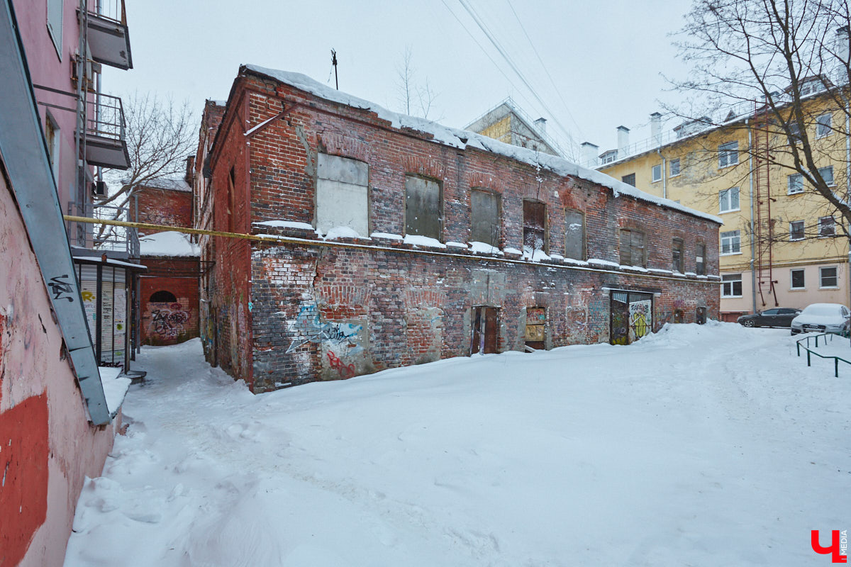 Дневные морозы отступили, а значит, пора посвятить время прогулке по владимирским улочкам. Там как раз появилось кое-что интересное. В кирпичной кладке одного из домов в центре установили новый мини-сюжет за стеклом, созданный владимирскими художниками. О чем он, «Ключ-Медиа» рассказал один из авторов.