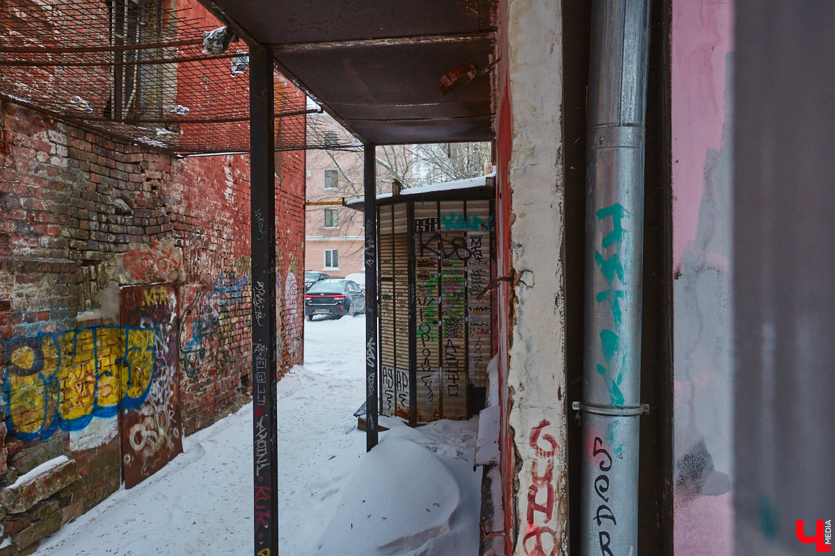 Дневные морозы отступили, а значит, пора посвятить время прогулке по владимирским улочкам. Там как раз появилось кое-что интересное. В кирпичной кладке одного из домов в центре установили новый мини-сюжет за стеклом, созданный владимирскими художниками. О чем он, «Ключ-Медиа» рассказал один из авторов.