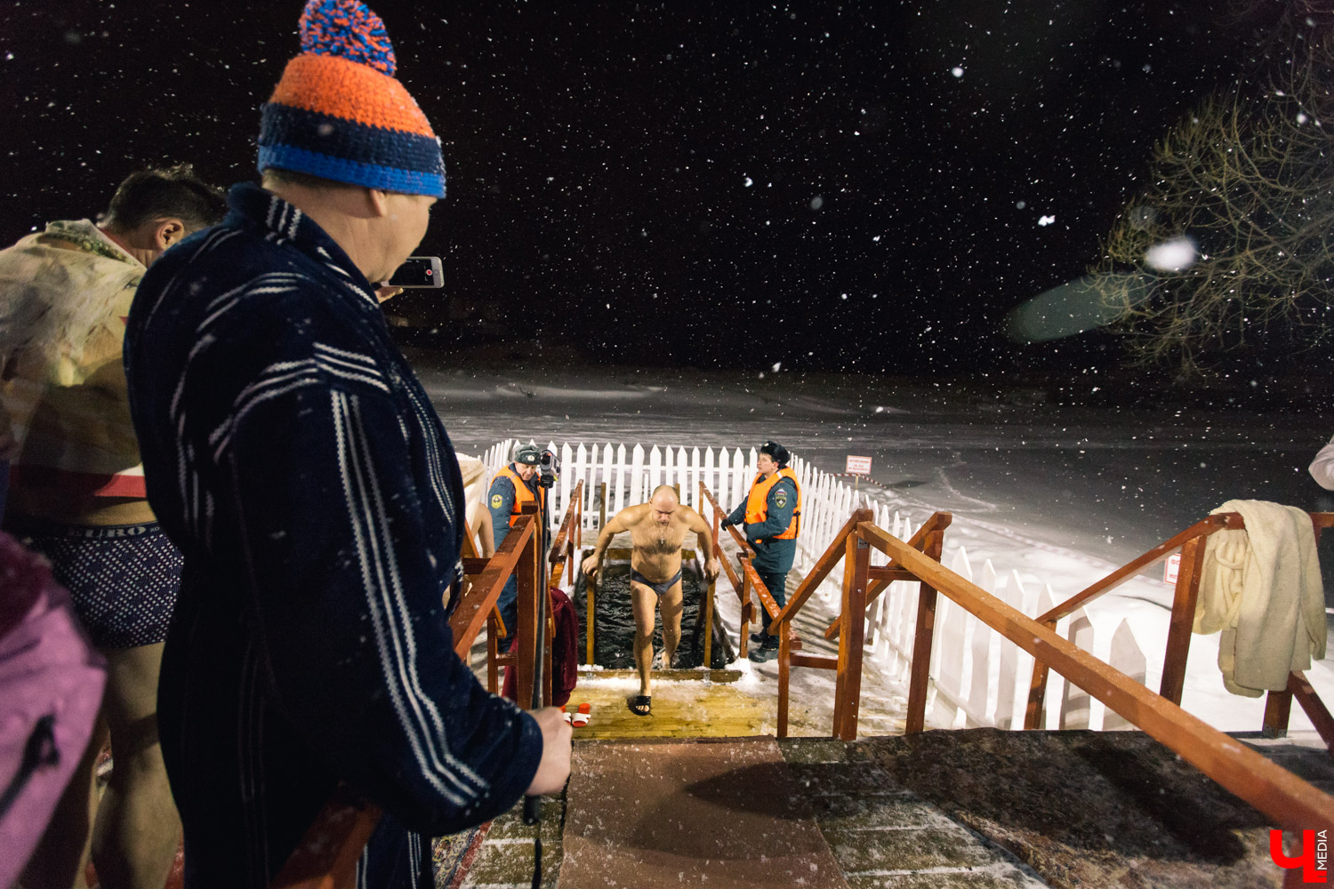 В ночь с 18 на 19 января самые морозоустойчивые владимирцы традиционным способом отметят православный праздник — Крещение. Для желающих окунуться в воду в регионе оборудуют 37 купелей. Две из них будут доступны для жителей областного центра.