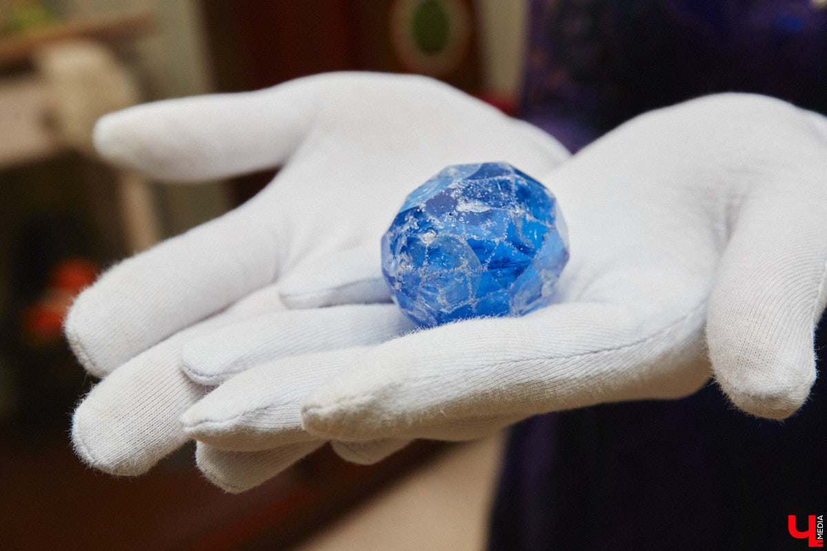 В особняке 19-го века на улице Ильича нашли пасхальное яйцо, выпущенное еще до революции. Сувенир был обнаружен абсолютно случайно, когда во время ремонта вскрывали полы цокольного этажа. Теперь экспонат занял центральное место в Музее непридуманных историй, расположенном в этом же здании.