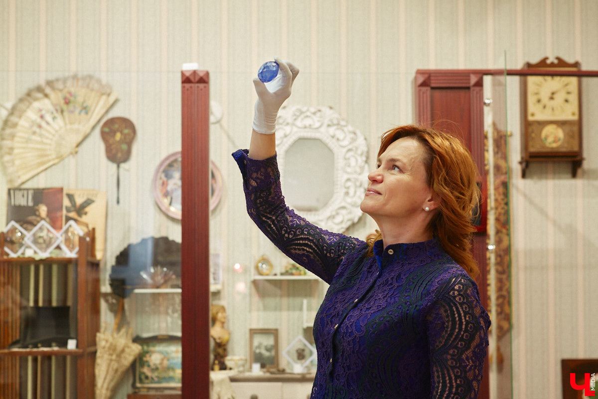 В особняке 19-го века на улице Ильича нашли пасхальное яйцо, выпущенное еще до революции. Сувенир был обнаружен абсолютно случайно, когда во время ремонта вскрывали полы цокольного этажа. Теперь экспонат занял центральное место в Музее непридуманных историй, расположенном в этом же здании.