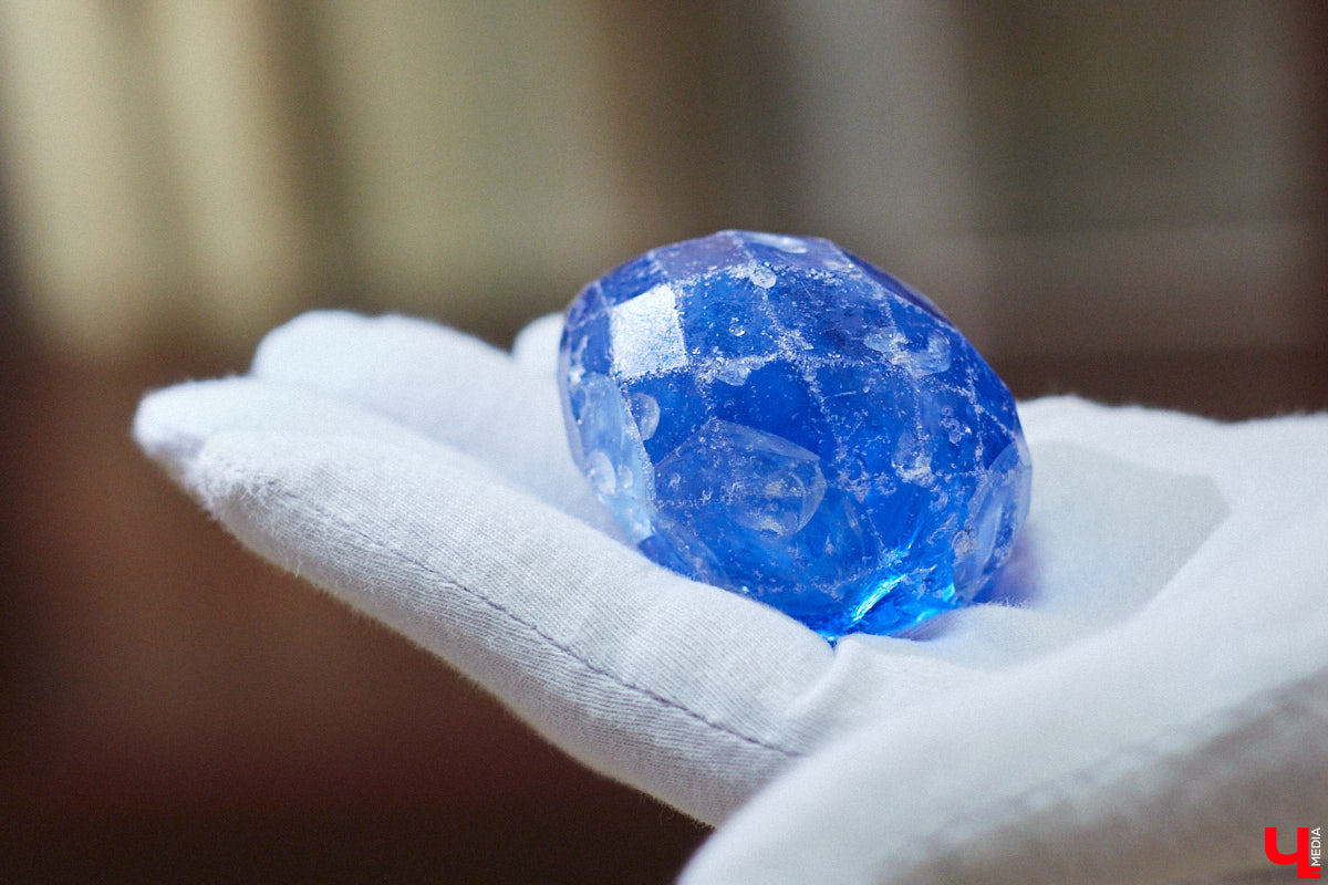 В особняке 19-го века на улице Ильича нашли пасхальное яйцо, выпущенное еще до революции. Сувенир был обнаружен абсолютно случайно, когда во время ремонта вскрывали полы цокольного этажа. Теперь экспонат занял центральное место в Музее непридуманных историй, расположенном в этом же здании.