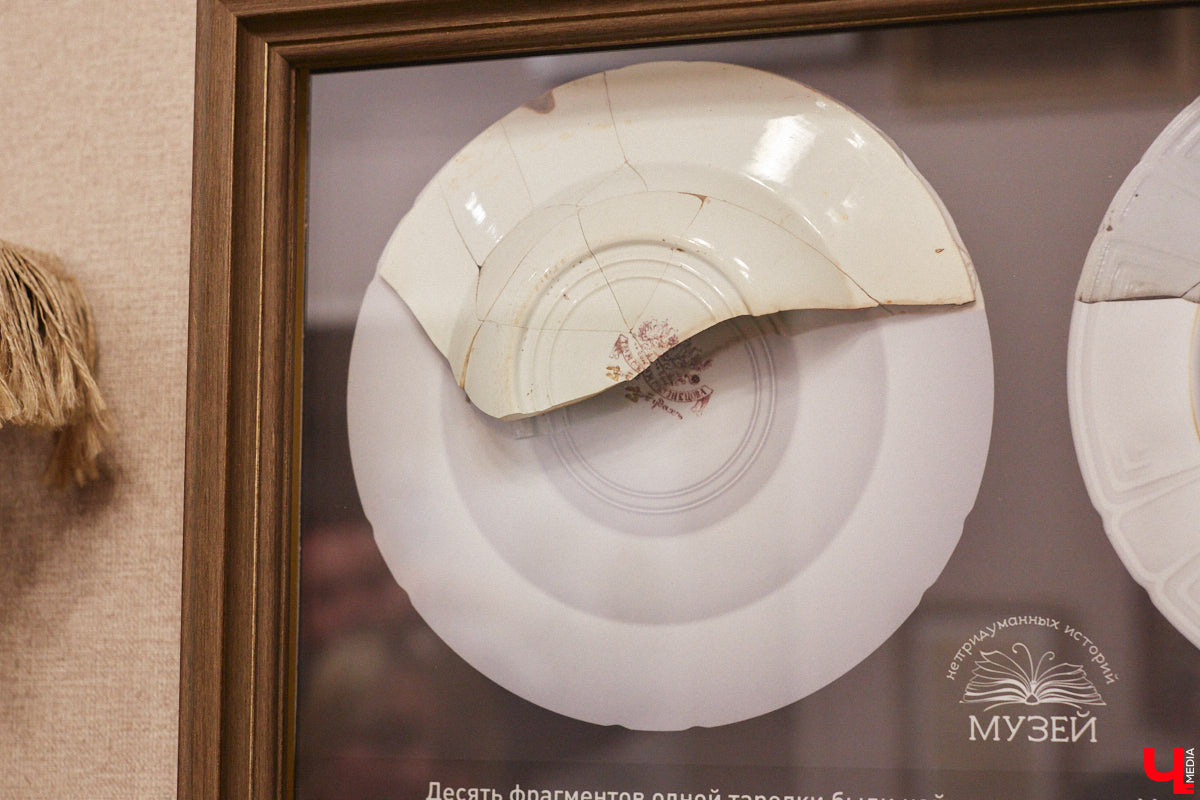 В особняке 19-го века на улице Ильича нашли пасхальное яйцо, выпущенное еще до революции. Сувенир был обнаружен абсолютно случайно, когда во время ремонта вскрывали полы цокольного этажа. Теперь экспонат занял центральное место в Музее непридуманных историй, расположенном в этом же здании.