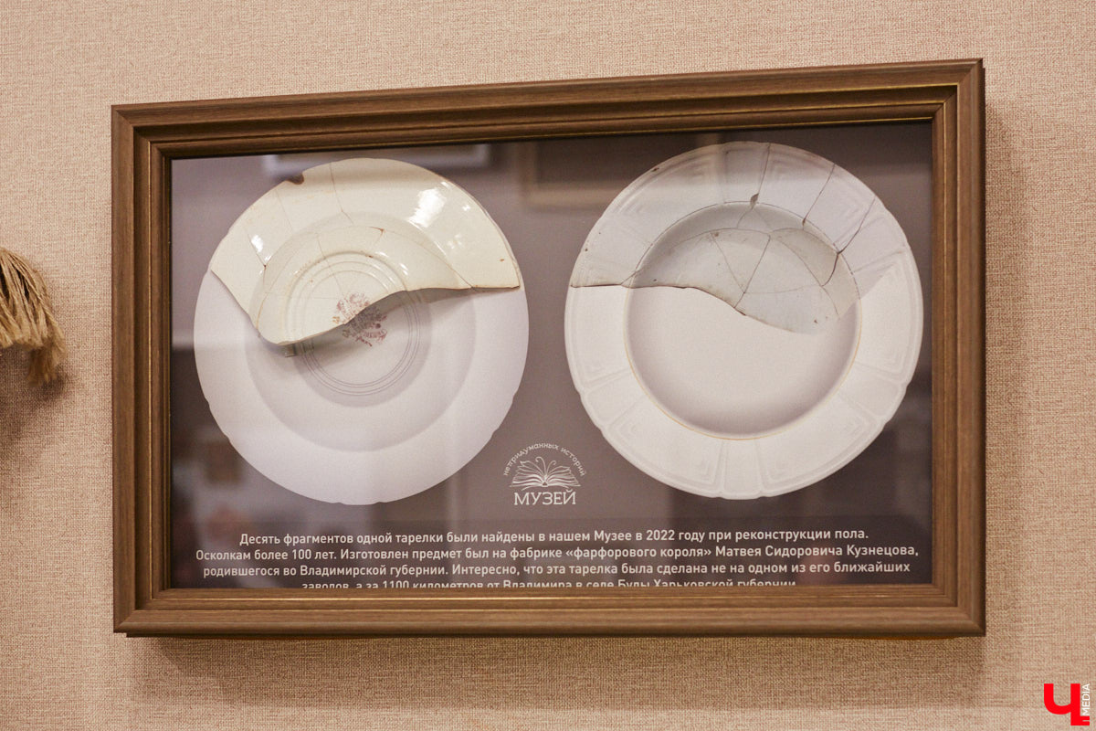 В особняке 19-го века на улице Ильича нашли пасхальное яйцо, выпущенное еще до революции. Сувенир был обнаружен абсолютно случайно, когда во время ремонта вскрывали полы цокольного этажа. Теперь экспонат занял центральное место в Музее непридуманных историй, расположенном в этом же здании.