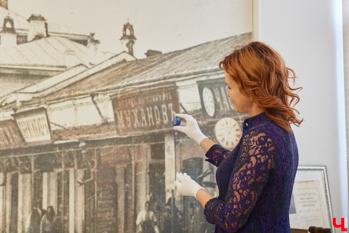 В особняке 19-го века на улице Ильича нашли пасхальное яйцо, выпущенное еще до революции. Сувенир был обнаружен абсолютно случайно, когда во время ремонта вскрывали полы цокольного этажа. Теперь экспонат занял центральное место в Музее непридуманных историй, расположенном в этом же здании.