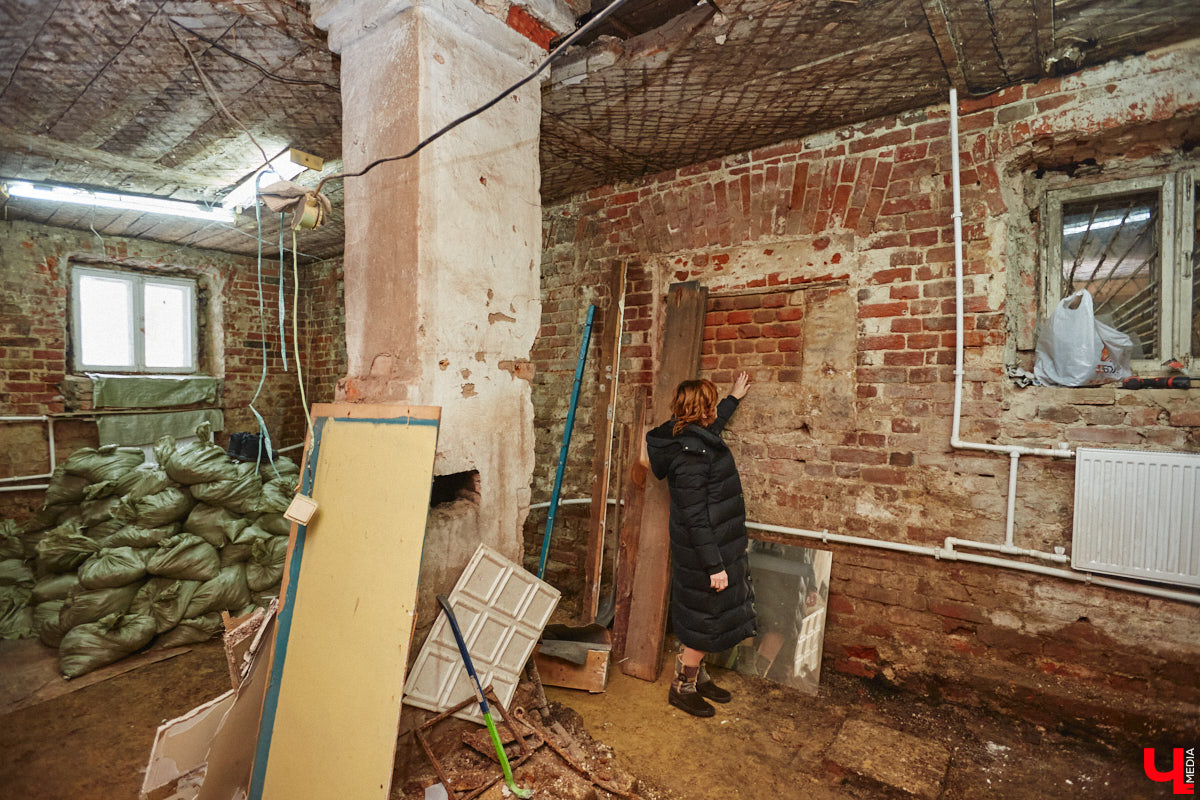 В особняке 19-го века на улице Ильича нашли пасхальное яйцо, выпущенное еще до революции. Сувенир был обнаружен абсолютно случайно, когда во время ремонта вскрывали полы цокольного этажа. Теперь экспонат занял центральное место в Музее непридуманных историй, расположенном в этом же здании.