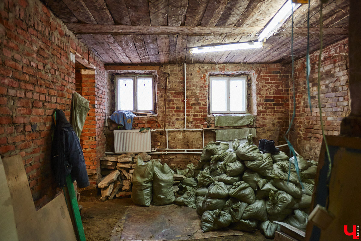 В особняке 19-го века на улице Ильича нашли пасхальное яйцо, выпущенное еще до революции. Сувенир был обнаружен абсолютно случайно, когда во время ремонта вскрывали полы цокольного этажа. Теперь экспонат занял центральное место в Музее непридуманных историй, расположенном в этом же здании.