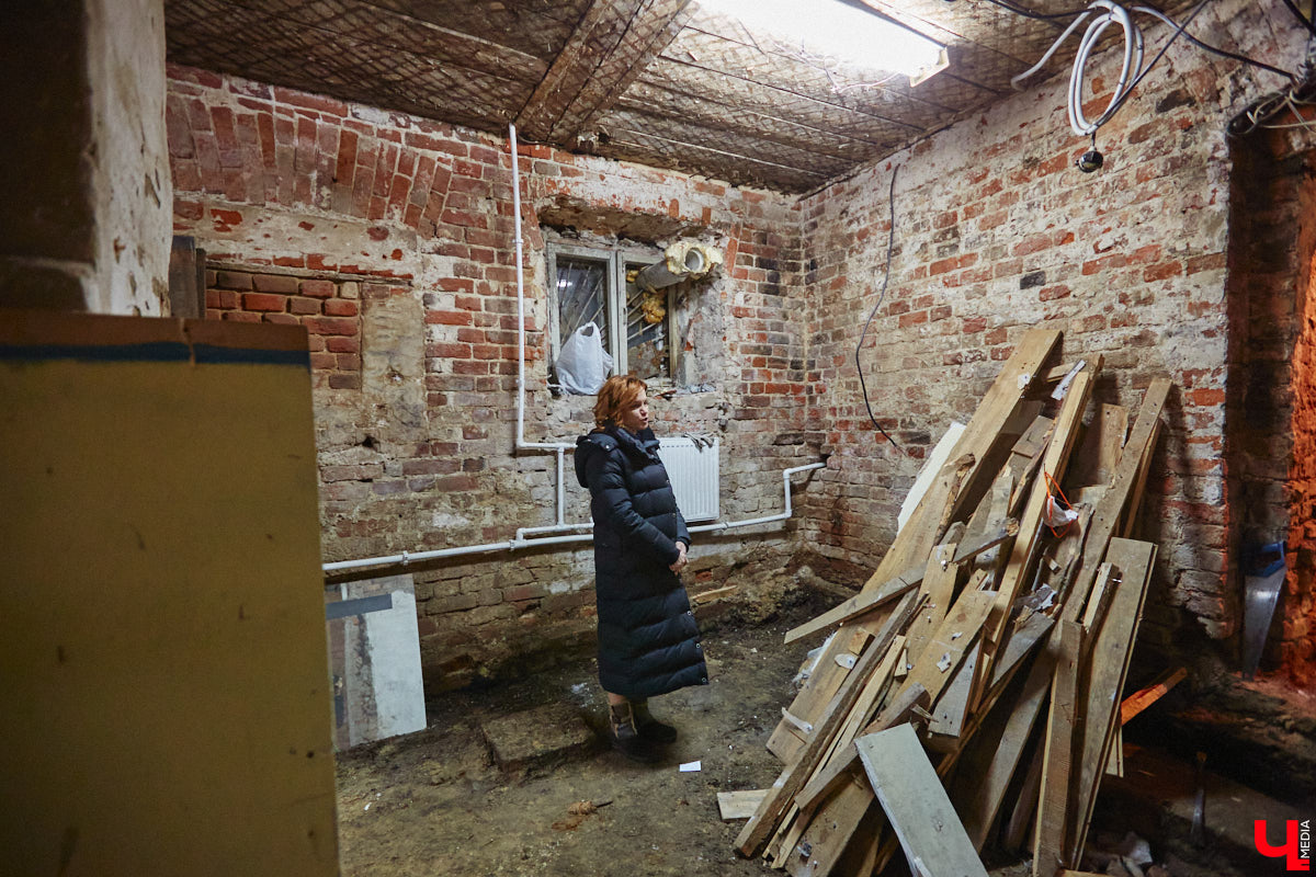 В особняке 19-го века на улице Ильича нашли пасхальное яйцо, выпущенное еще до революции. Сувенир был обнаружен абсолютно случайно, когда во время ремонта вскрывали полы цокольного этажа. Теперь экспонат занял центральное место в Музее непридуманных историй, расположенном в этом же здании.