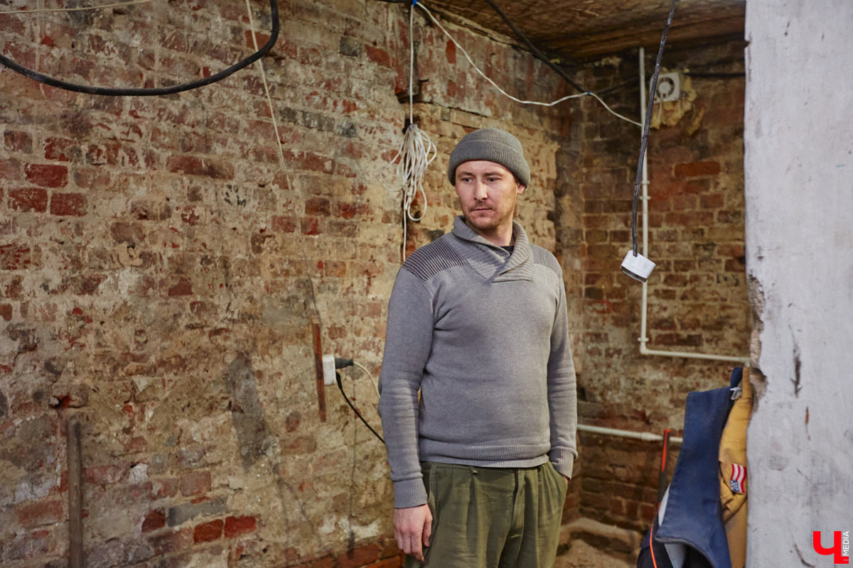 В особняке 19-го века на улице Ильича нашли пасхальное яйцо, выпущенное еще до революции. Сувенир был обнаружен абсолютно случайно, когда во время ремонта вскрывали полы цокольного этажа. Теперь экспонат занял центральное место в Музее непридуманных историй, расположенном в этом же здании.