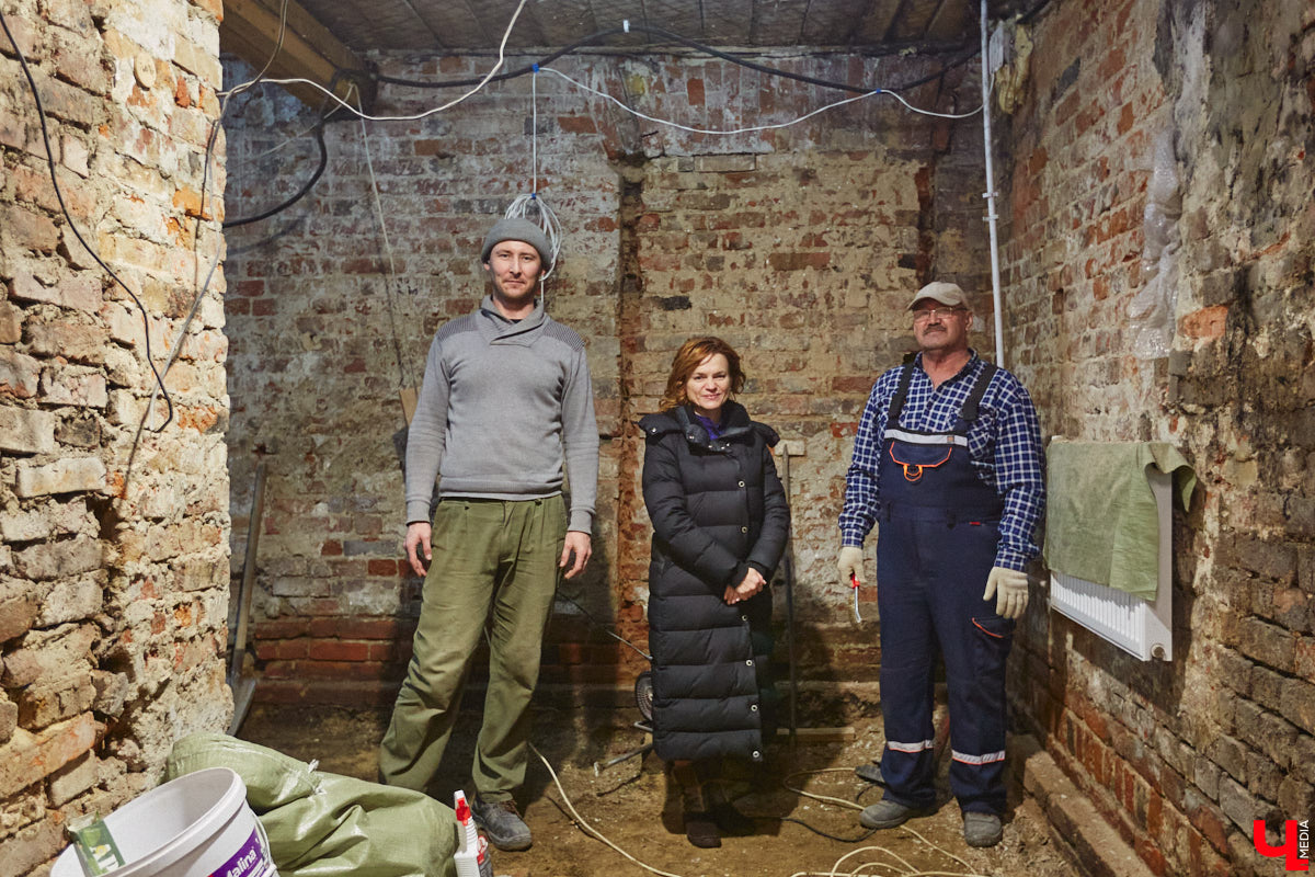В особняке 19-го века на улице Ильича нашли пасхальное яйцо, выпущенное еще до революции. Сувенир был обнаружен абсолютно случайно, когда во время ремонта вскрывали полы цокольного этажа. Теперь экспонат занял центральное место в Музее непридуманных историй, расположенном в этом же здании.