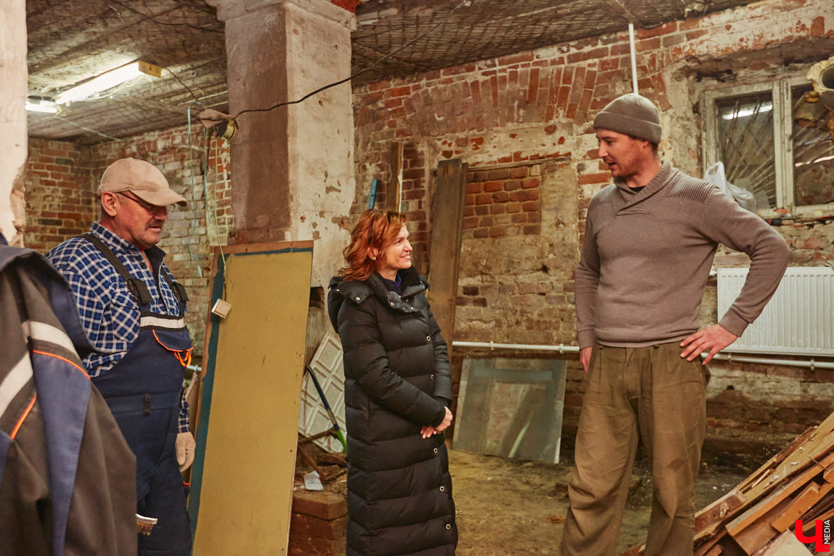 В особняке 19-го века на улице Ильича нашли пасхальное яйцо, выпущенное еще до революции. Сувенир был обнаружен абсолютно случайно, когда во время ремонта вскрывали полы цокольного этажа. Теперь экспонат занял центральное место в Музее непридуманных историй, расположенном в этом же здании.