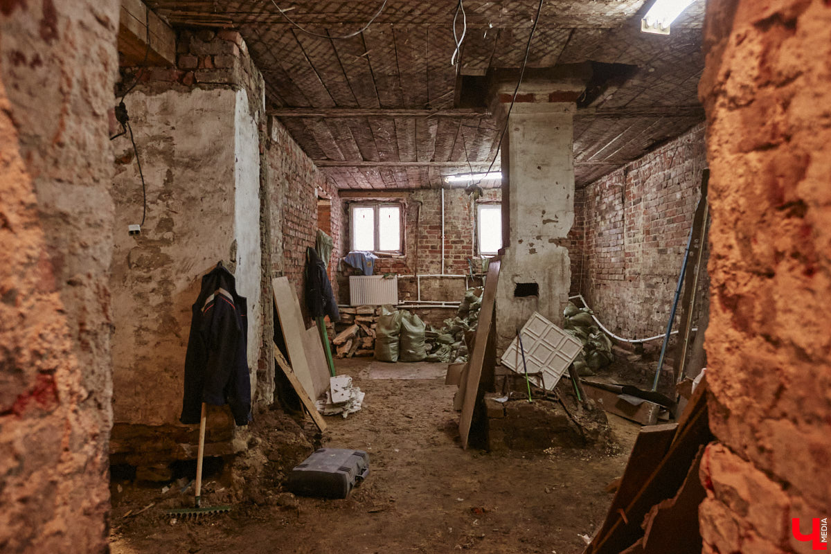 В особняке 19-го века на улице Ильича нашли пасхальное яйцо, выпущенное еще до революции. Сувенир был обнаружен абсолютно случайно, когда во время ремонта вскрывали полы цокольного этажа. Теперь экспонат занял центральное место в Музее непридуманных историй, расположенном в этом же здании.