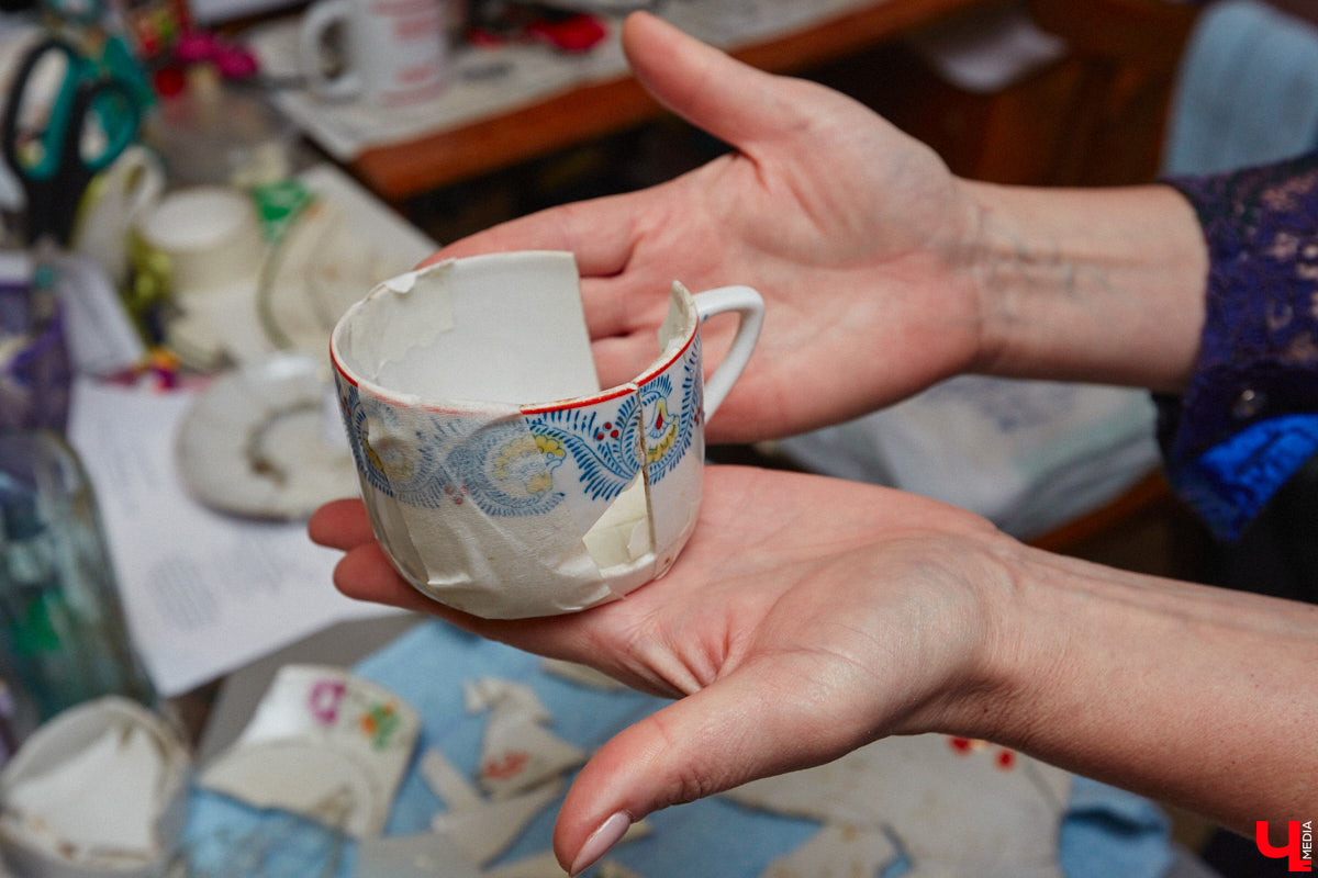 В особняке 19-го века на улице Ильича нашли пасхальное яйцо, выпущенное еще до революции. Сувенир был обнаружен абсолютно случайно, когда во время ремонта вскрывали полы цокольного этажа. Теперь экспонат занял центральное место в Музее непридуманных историй, расположенном в этом же здании.