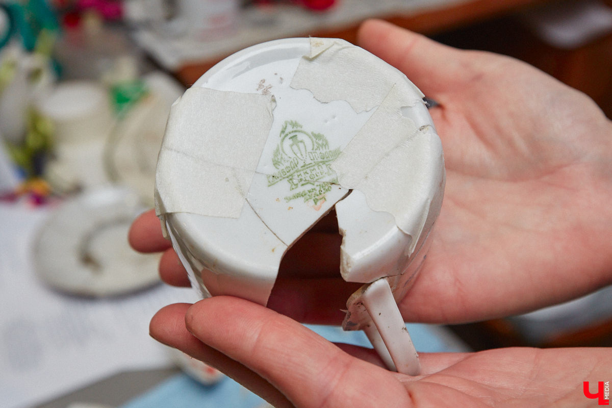 В особняке 19-го века на улице Ильича нашли пасхальное яйцо, выпущенное еще до революции. Сувенир был обнаружен абсолютно случайно, когда во время ремонта вскрывали полы цокольного этажа. Теперь экспонат занял центральное место в Музее непридуманных историй, расположенном в этом же здании.