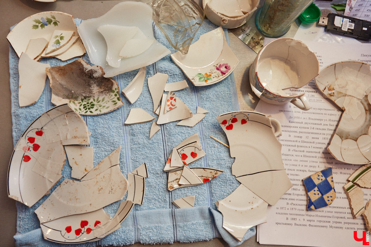 В особняке 19-го века на улице Ильича нашли пасхальное яйцо, выпущенное еще до революции. Сувенир был обнаружен абсолютно случайно, когда во время ремонта вскрывали полы цокольного этажа. Теперь экспонат занял центральное место в Музее непридуманных историй, расположенном в этом же здании.