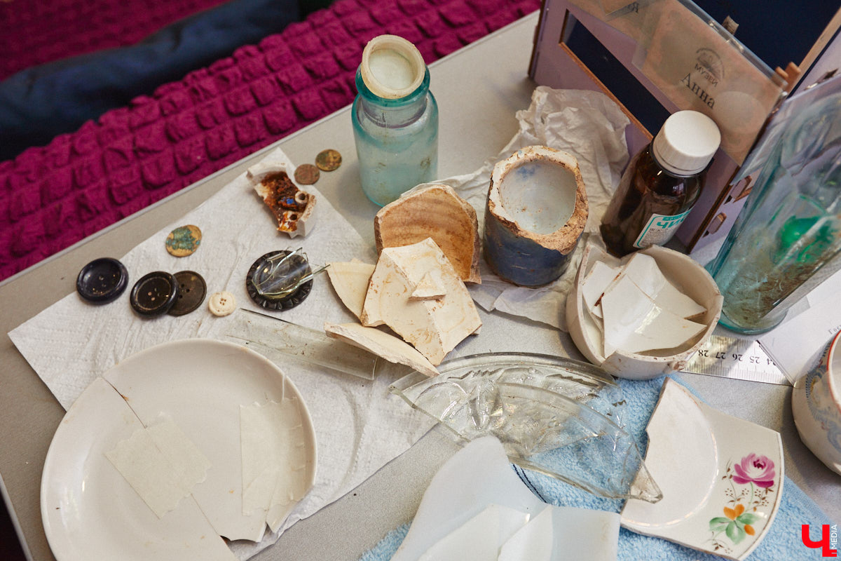 В особняке 19-го века на улице Ильича нашли пасхальное яйцо, выпущенное еще до революции. Сувенир был обнаружен абсолютно случайно, когда во время ремонта вскрывали полы цокольного этажа. Теперь экспонат занял центральное место в Музее непридуманных историй, расположенном в этом же здании.