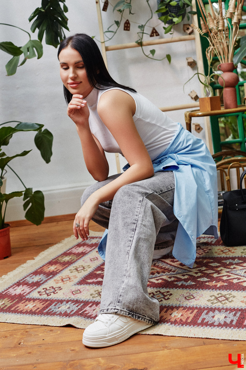 В конце прошлого года начинающий блогер Валерия Логинова вернулась во Владимир из Сочи. Там она начала обучение в школе моделей, а еще устроилась на престижную работу в офисе, которая, к слову, очень повлияла на ее стиль. Свои любимые образы девушка продемонстрировала читателям «Ключ-Медиа».