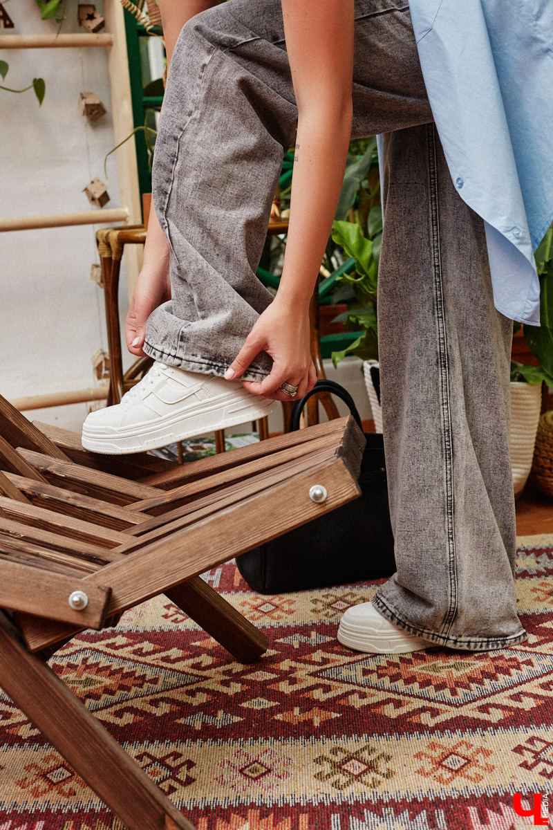 В конце прошлого года начинающий блогер Валерия Логинова вернулась во Владимир из Сочи. Там она начала обучение в школе моделей, а еще устроилась на престижную работу в офисе, которая, к слову, очень повлияла на ее стиль. Свои любимые образы девушка продемонстрировала читателям «Ключ-Медиа».