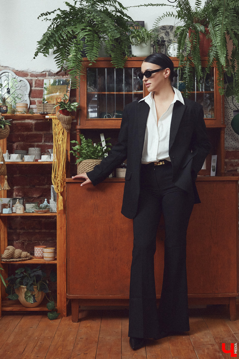 В конце прошлого года начинающий блогер Валерия Логинова вернулась во Владимир из Сочи. Там она начала обучение в школе моделей, а еще устроилась на престижную работу в офисе, которая, к слову, очень повлияла на ее стиль. Свои любимые образы девушка продемонстрировала читателям «Ключ-Медиа».