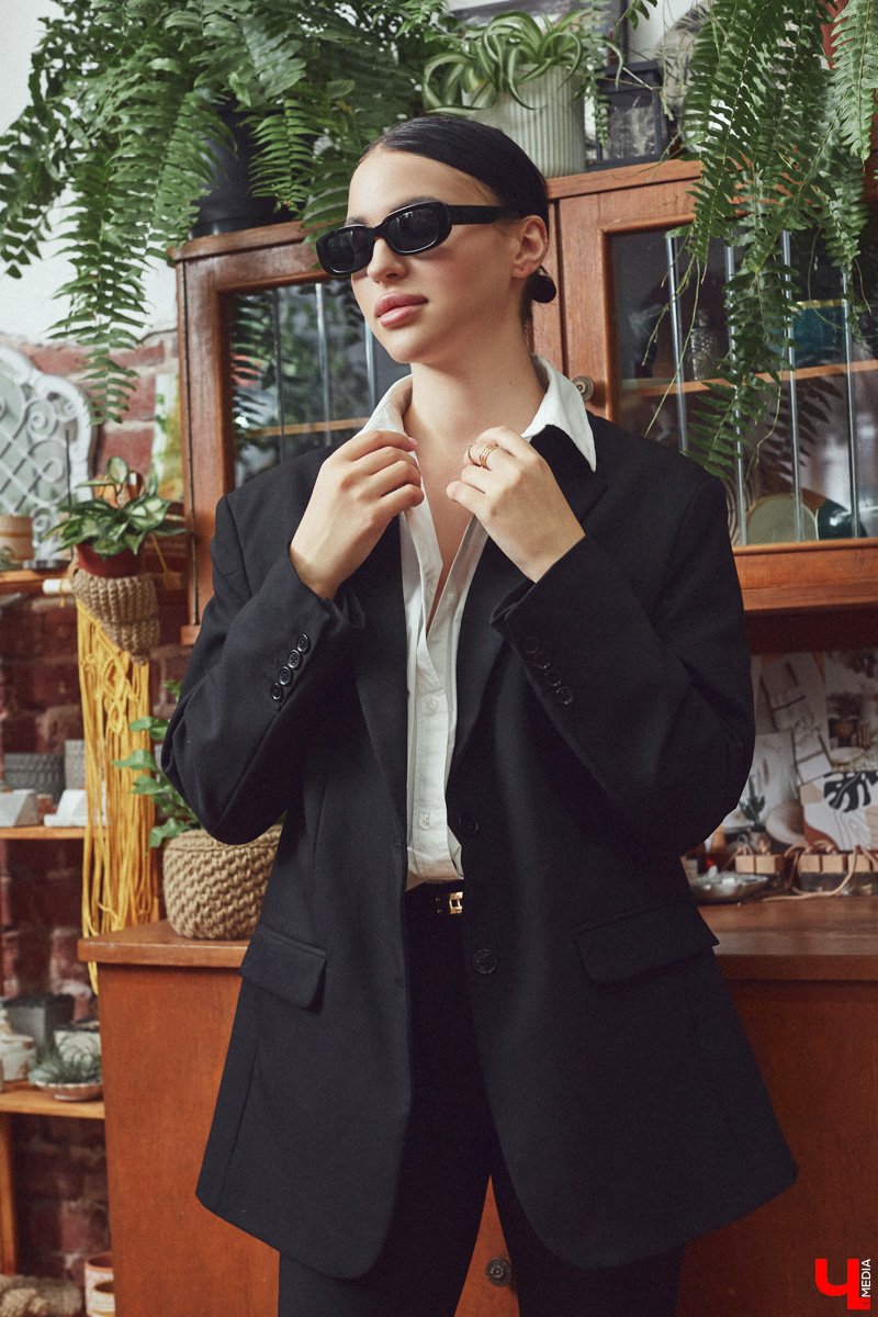 В конце прошлого года начинающий блогер Валерия Логинова вернулась во Владимир из Сочи. Там она начала обучение в школе моделей, а еще устроилась на престижную работу в офисе, которая, к слову, очень повлияла на ее стиль. Свои любимые образы девушка продемонстрировала читателям «Ключ-Медиа».