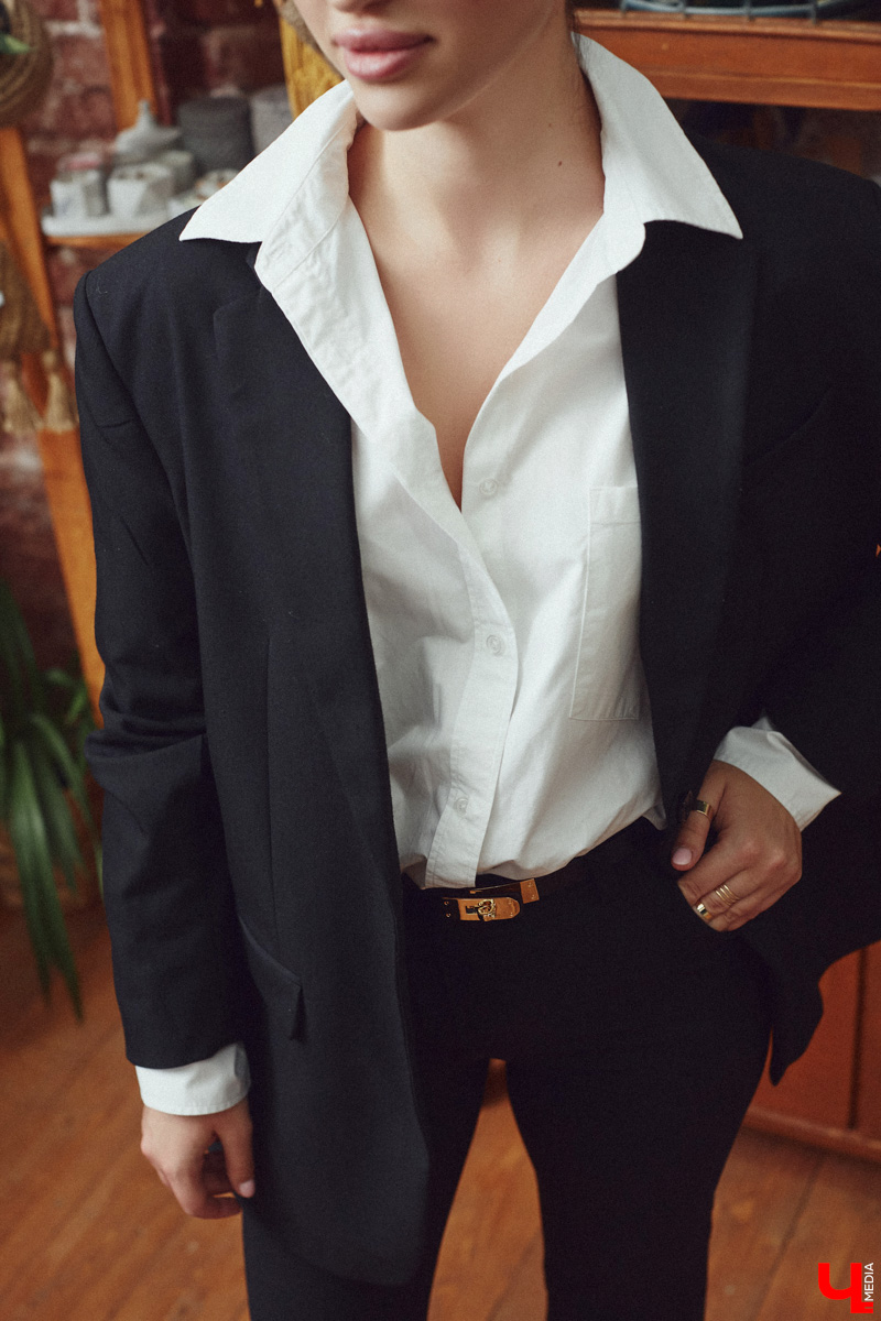 В конце прошлого года начинающий блогер Валерия Логинова вернулась во Владимир из Сочи. Там она начала обучение в школе моделей, а еще устроилась на престижную работу в офисе, которая, к слову, очень повлияла на ее стиль. Свои любимые образы девушка продемонстрировала читателям «Ключ-Медиа».