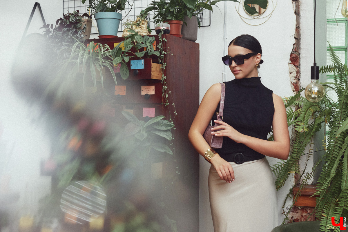 В конце прошлого года начинающий блогер Валерия Логинова вернулась во Владимир из Сочи. Там она начала обучение в школе моделей, а еще устроилась на престижную работу в офисе, которая, к слову, очень повлияла на ее стиль. Свои любимые образы девушка продемонстрировала читателям «Ключ-Медиа».