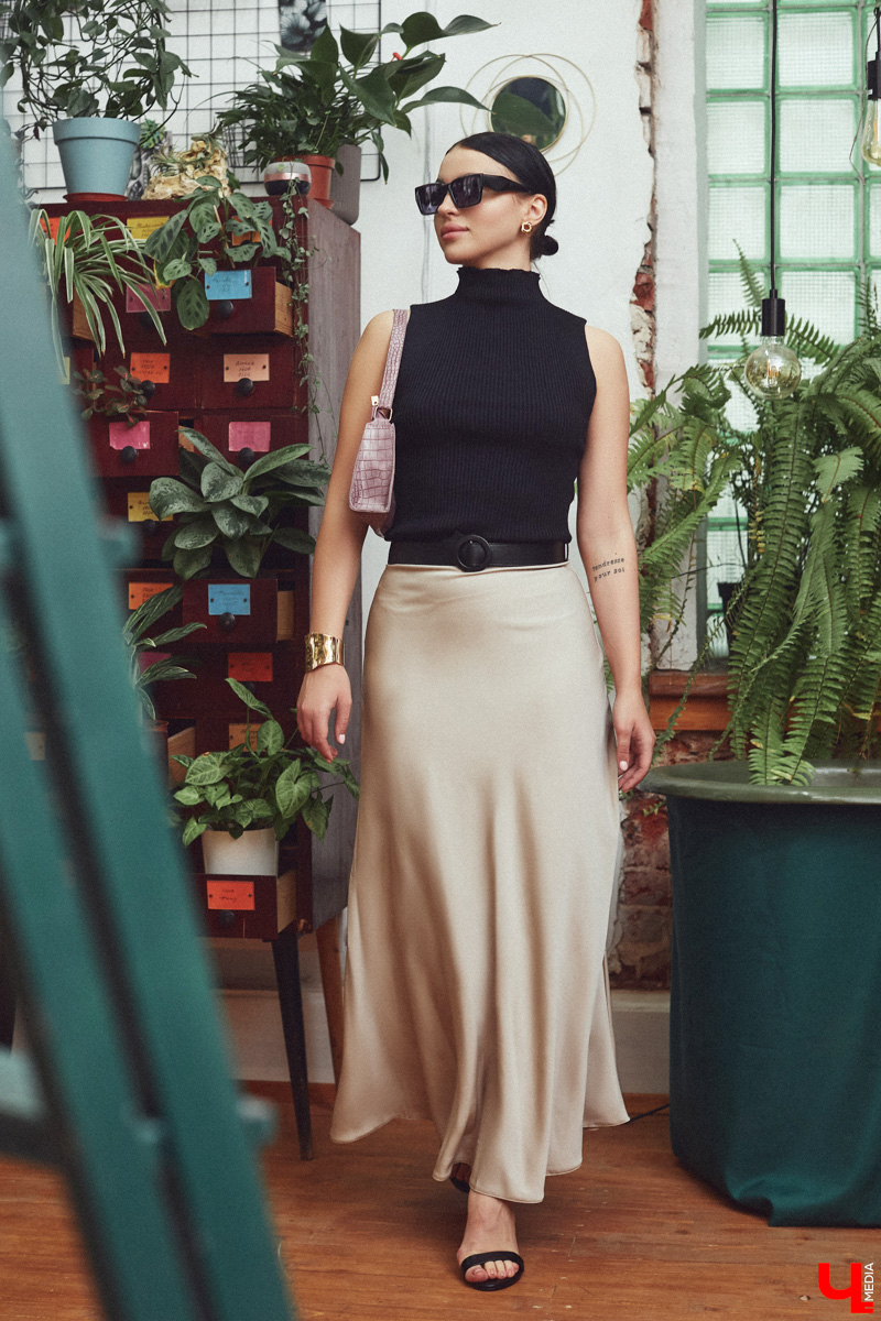 В конце прошлого года начинающий блогер Валерия Логинова вернулась во Владимир из Сочи. Там она начала обучение в школе моделей, а еще устроилась на престижную работу в офисе, которая, к слову, очень повлияла на ее стиль. Свои любимые образы девушка продемонстрировала читателям «Ключ-Медиа».