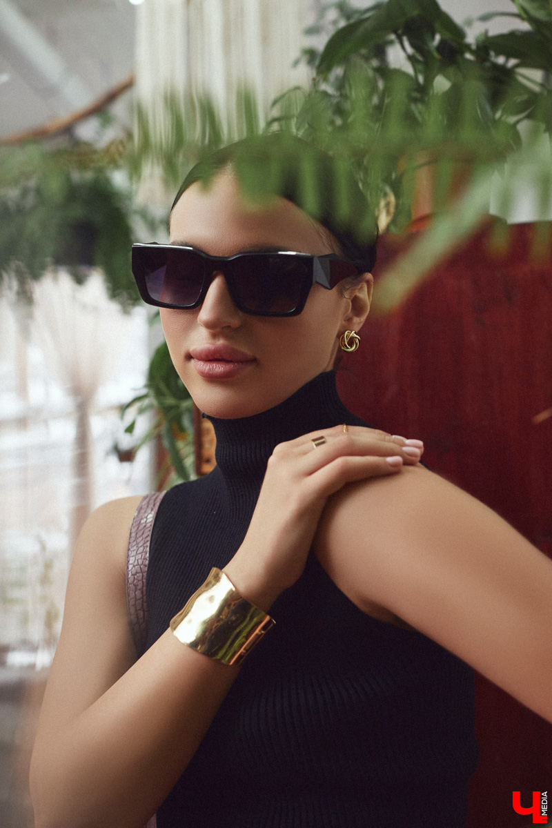 В конце прошлого года начинающий блогер Валерия Логинова вернулась во Владимир из Сочи. Там она начала обучение в школе моделей, а еще устроилась на престижную работу в офисе, которая, к слову, очень повлияла на ее стиль. Свои любимые образы девушка продемонстрировала читателям «Ключ-Медиа».