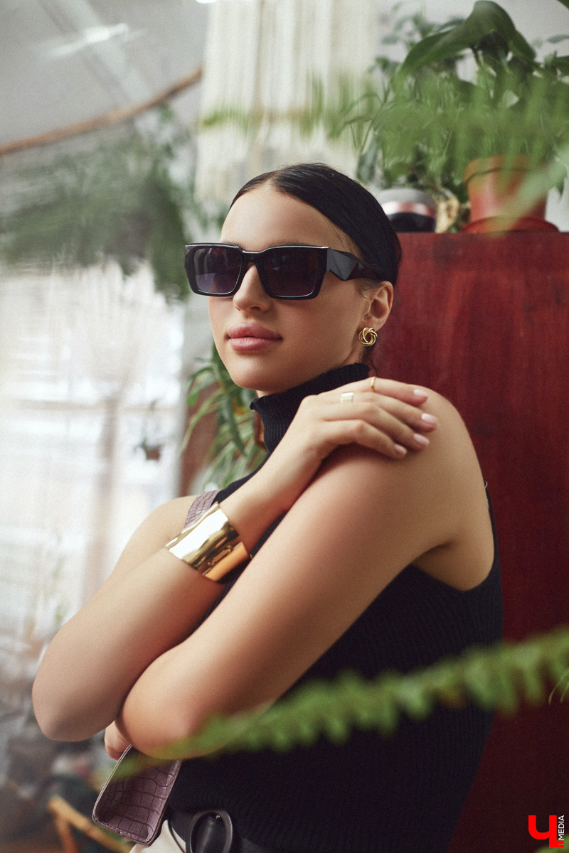 В конце прошлого года начинающий блогер Валерия Логинова вернулась во Владимир из Сочи. Там она начала обучение в школе моделей, а еще устроилась на престижную работу в офисе, которая, к слову, очень повлияла на ее стиль. Свои любимые образы девушка продемонстрировала читателям «Ключ-Медиа».