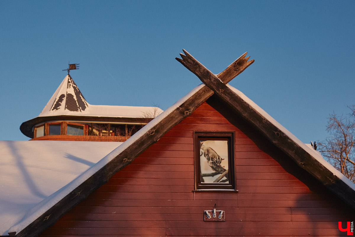 Невезучий «Американский дом» в центре областной столицы пустует уже давно. В 2022 году оттуда съехал экзотариум, с тех пор продолжаются споры о судьбе коттеджа. Недавно на заседании регионального парламента поступило предложение открыть там музей «Советский Владимир». «Ключ-Медиа» узнал, что по этому поводу думают горожане и есть ли у них свои идеи на сей счет. Ведь судьбу Музея вишни, который тоже когда-то успел обосноваться в данном здании, мы все прекрасно помним.