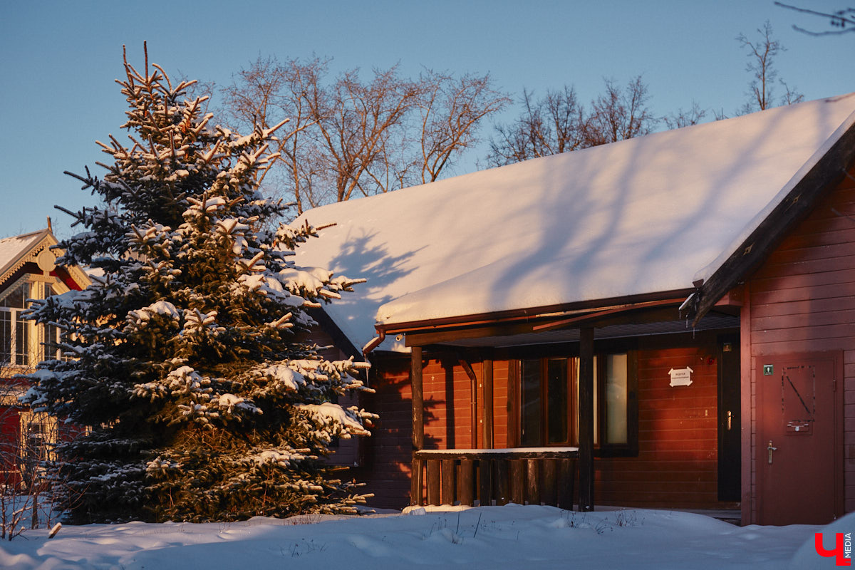 Невезучий «Американский дом» в центре областной столицы пустует уже давно. В 2022 году оттуда съехал экзотариум, с тех пор продолжаются споры о судьбе коттеджа. Недавно на заседании регионального парламента поступило предложение открыть там музей «Советский Владимир». «Ключ-Медиа» узнал, что по этому поводу думают горожане и есть ли у них свои идеи на сей счет. Ведь судьбу Музея вишни, который тоже когда-то успел обосноваться в данном здании, мы все прекрасно помним.