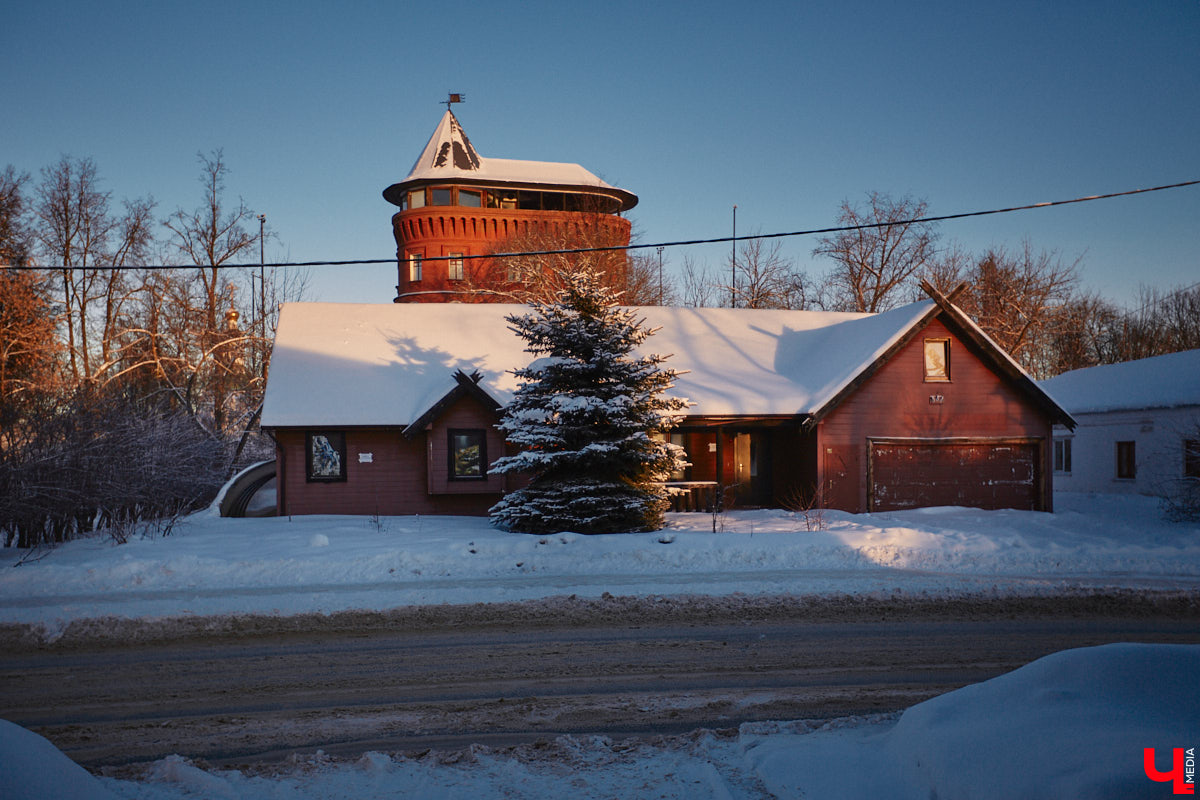 Невезучий «Американский дом» в центре областной столицы пустует уже давно. В 2022 году оттуда съехал экзотариум, с тех пор продолжаются споры о судьбе коттеджа. Недавно на заседании регионального парламента поступило предложение открыть там музей «Советский Владимир». «Ключ-Медиа» узнал, что по этому поводу думают горожане и есть ли у них свои идеи на сей счет. Ведь судьбу Музея вишни, который тоже когда-то успел обосноваться в данном здании, мы все прекрасно помним.