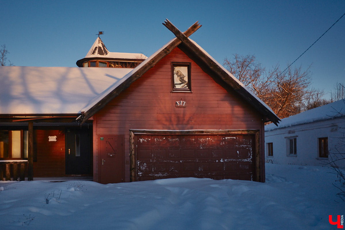 Невезучий «Американский дом» в центре областной столицы пустует уже давно. В 2022 году оттуда съехал экзотариум, с тех пор продолжаются споры о судьбе коттеджа. Недавно на заседании регионального парламента поступило предложение открыть там музей «Советский Владимир». «Ключ-Медиа» узнал, что по этому поводу думают горожане и есть ли у них свои идеи на сей счет. Ведь судьбу Музея вишни, который тоже когда-то успел обосноваться в данном здании, мы все прекрасно помним.