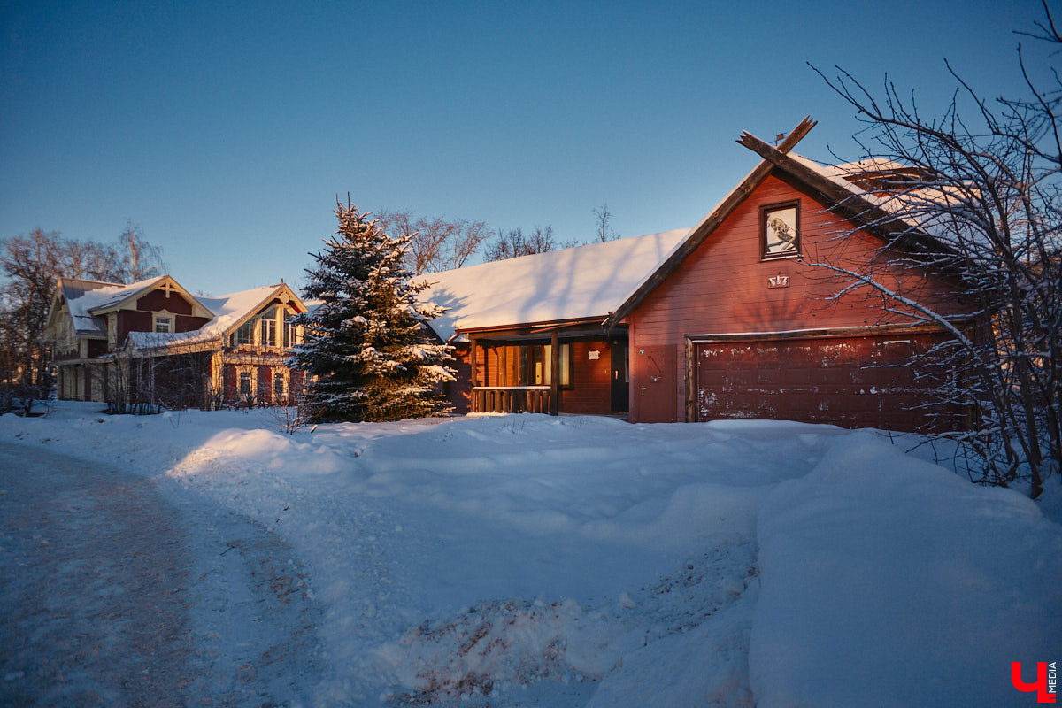 Невезучий «Американский дом» в центре областной столицы пустует уже давно. В 2022 году оттуда съехал экзотариум, с тех пор продолжаются споры о судьбе коттеджа. Недавно на заседании регионального парламента поступило предложение открыть там музей «Советский Владимир». «Ключ-Медиа» узнал, что по этому поводу думают горожане и есть ли у них свои идеи на сей счет. Ведь судьбу Музея вишни, который тоже когда-то успел обосноваться в данном здании, мы все прекрасно помним.