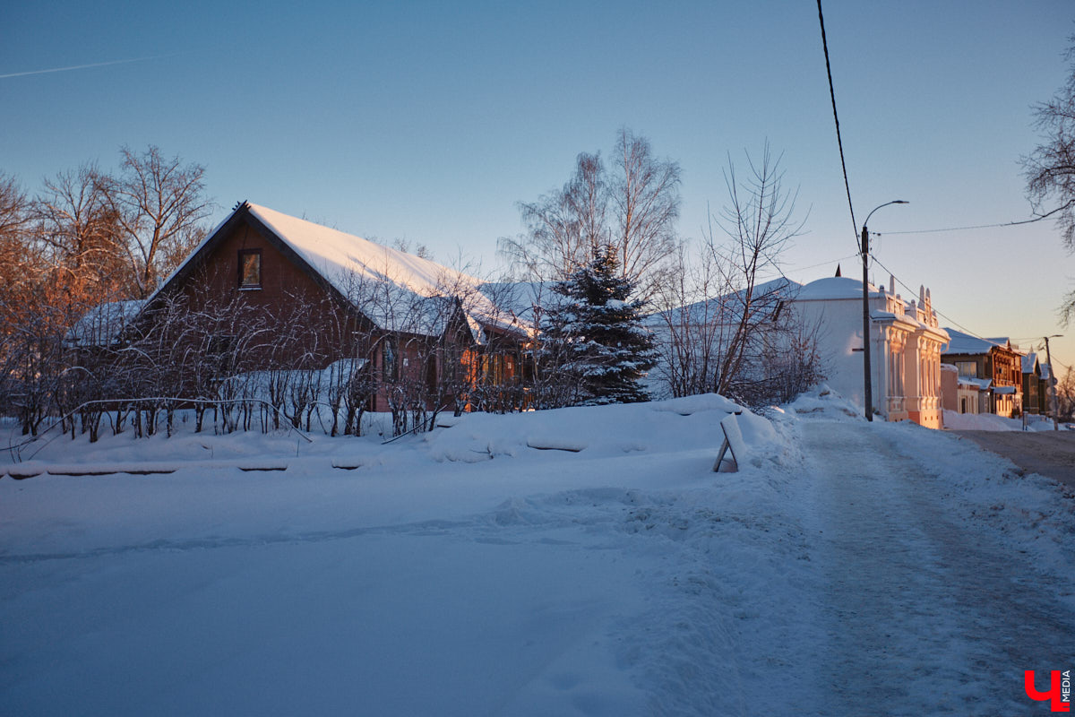 Невезучий «Американский дом» в центре областной столицы пустует уже давно. В 2022 году оттуда съехал экзотариум, с тех пор продолжаются споры о судьбе коттеджа. Недавно на заседании регионального парламента поступило предложение открыть там музей «Советский Владимир». «Ключ-Медиа» узнал, что по этому поводу думают горожане и есть ли у них свои идеи на сей счет. Ведь судьбу Музея вишни, который тоже когда-то успел обосноваться в данном здании, мы все прекрасно помним.
