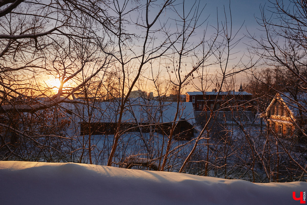 Невезучий «Американский дом» в центре областной столицы пустует уже давно. В 2022 году оттуда съехал экзотариум, с тех пор продолжаются споры о судьбе коттеджа. Недавно на заседании регионального парламента поступило предложение открыть там музей «Советский Владимир». «Ключ-Медиа» узнал, что по этому поводу думают горожане и есть ли у них свои идеи на сей счет. Ведь судьбу Музея вишни, который тоже когда-то успел обосноваться в данном здании, мы все прекрасно помним.