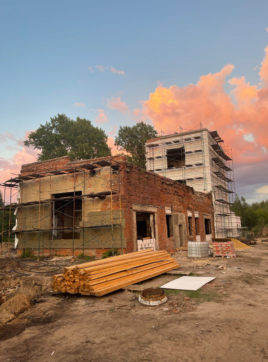 Много лет киржачский шелковый комбинат находился в забвении и превратился в очередную заброшку. Но в отличие от других опустевших предприятий региона ему выпал счастливый билет. Меценат Евгений Федоров задумал превратить комплекс в индустриальный парк. Деталями проекта он поделился с «Ключ-Медиа».