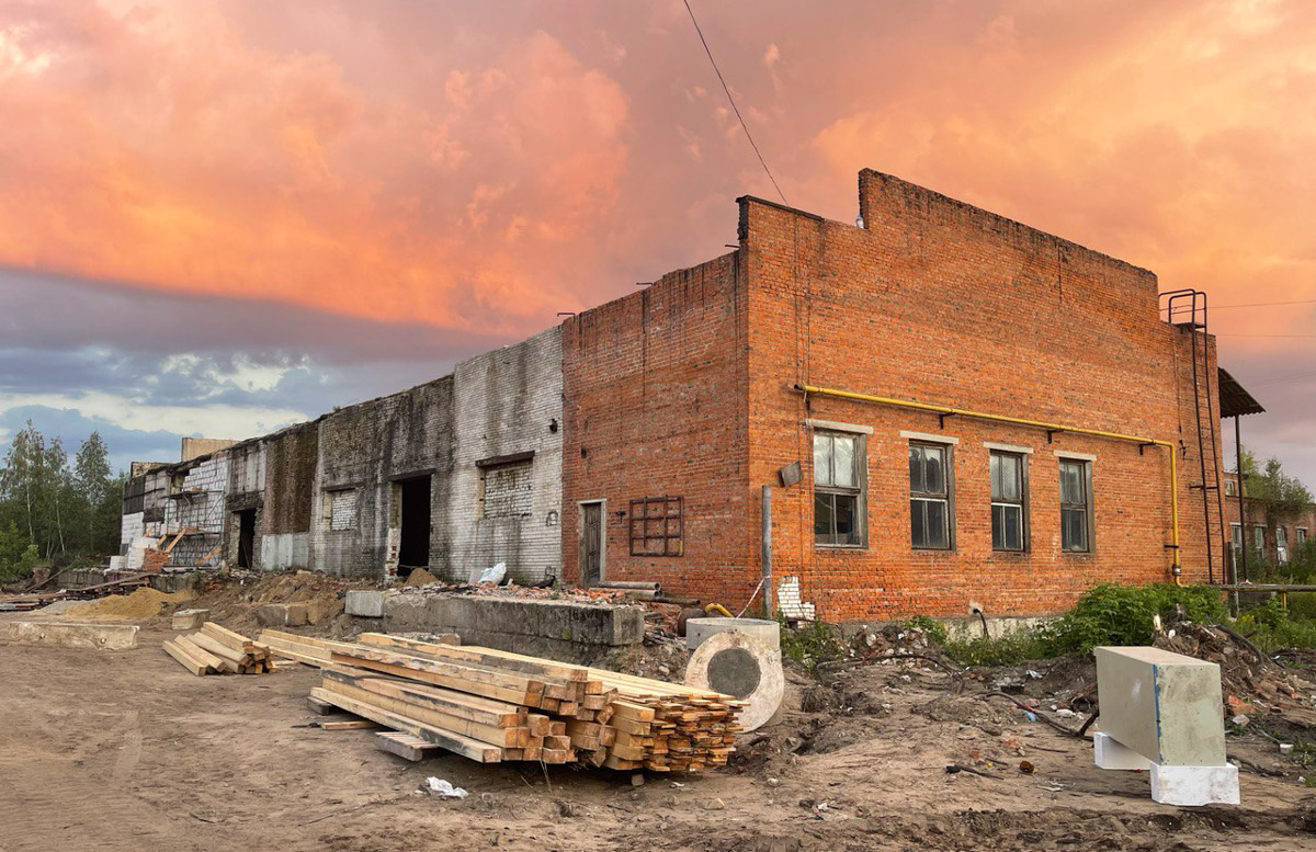 Много лет киржачский шелковый комбинат находился в забвении и превратился в очередную заброшку. Но в отличие от других опустевших предприятий региона ему выпал счастливый билет. Меценат Евгений Федоров задумал превратить комплекс в индустриальный парк. Деталями проекта он поделился с «Ключ-Медиа».