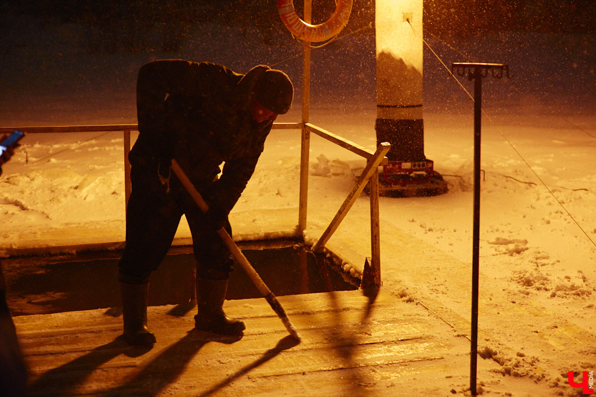 Во Владимирской области в крещенскую ночь к иордани пришли 4700 человек, а окунулись более 3000 из них. И это меньше, чем годом ранее. Всему виной плохая погода. Вчера вечером в регионе разыгралась сильная метель, но даже она не отбила желание у верующих нырнуть в ледяную воду. Смотрите на этих смельчаков в нашем фоторепортаже.